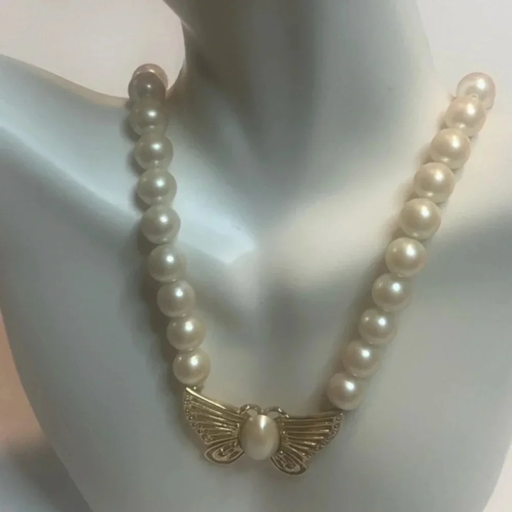 Richelieu Vintage Iridescent Pearl And Butterfly Pendent Necklace